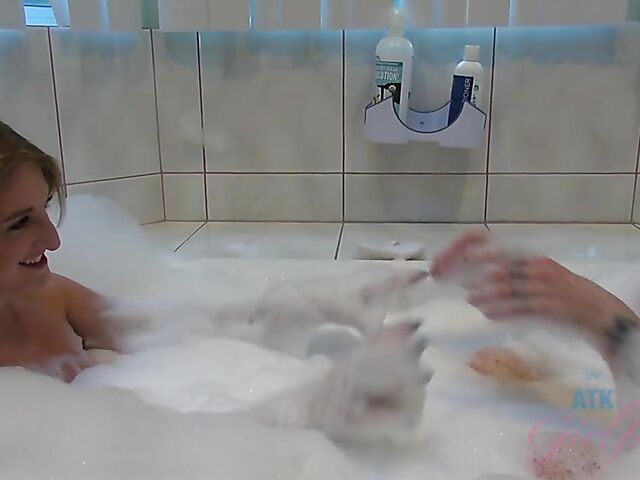 Lesbian bath and shower with Kiera Winters