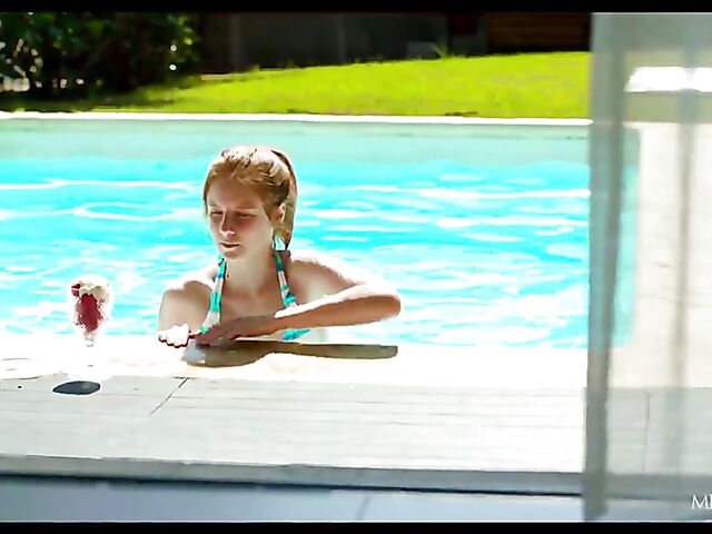 Bikini teen Sienna Plaisir desperately fingers her pussy in the summer