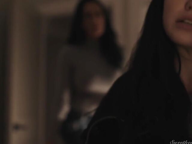 Reagan Foxx & Jade Baker - Lesbian milf teen love in the evening