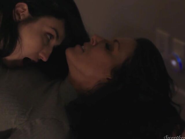 Reagan Foxx & Jade Baker - Lesbian milf teen love in the evening