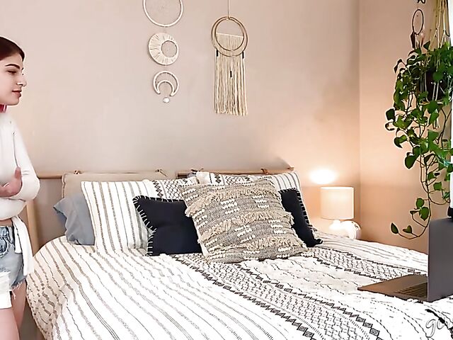 Scarlett Sage and Kristen Scott have a good time fingering together