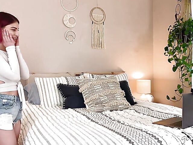 Scarlett Sage and Kristen Scott have a good time fingering together