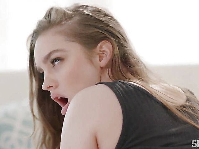 Mary Moody & Naomi Swann - Lesbian tribbing with a hitachi