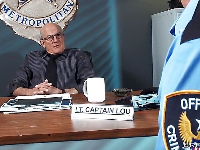 Undercover policeman Danny Mountain gets seduced by college slut Kennedy Leigh