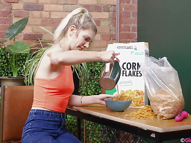 Sophie Alice - Wet girl masturbating on breakfast