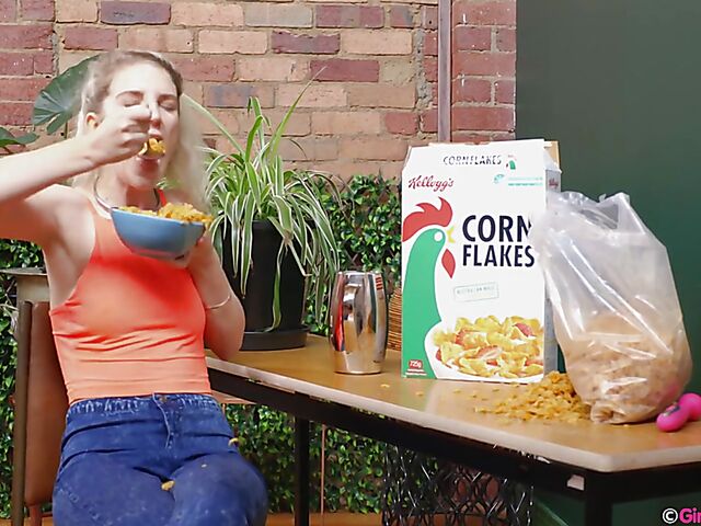 Sophie Alice - Wet girl masturbating on breakfast