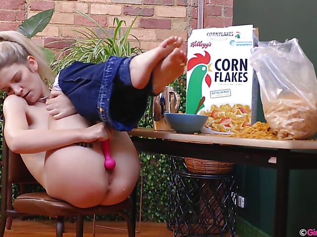 Sophie Alice - Wet girl masturbating on breakfast