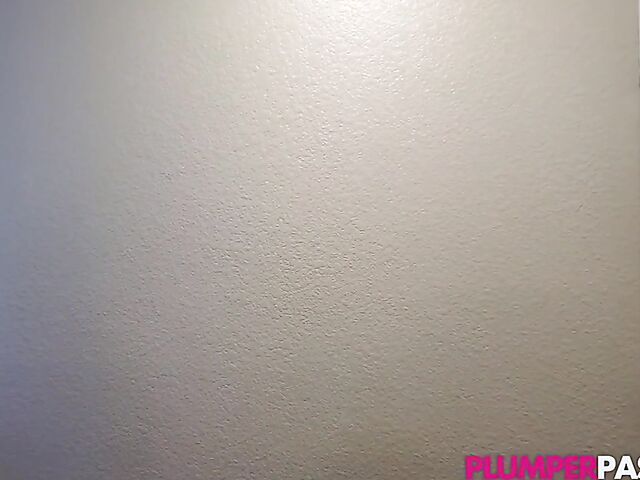 BBW lesbians Velma Voodoo and Kiwi get horny on the couch