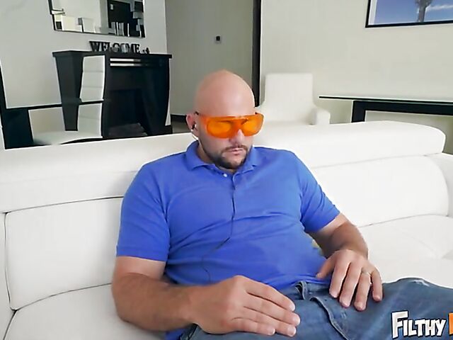 Diamond Kitty - Cheating MILF threesome in the living room