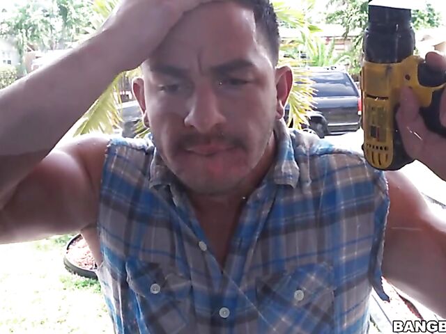 Big ass blonde latina Luna Star turns on the handyman