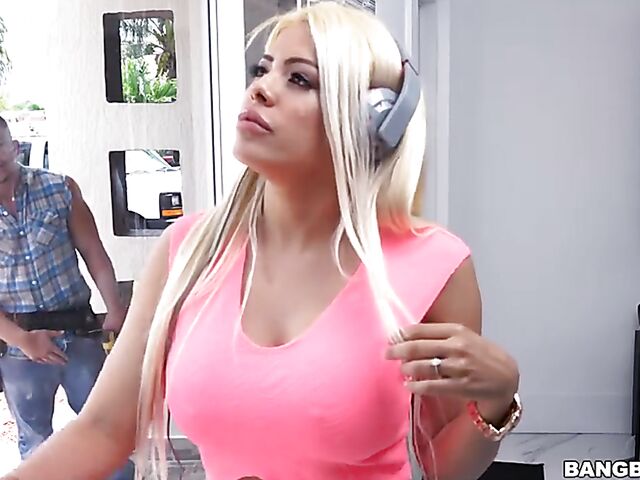 Big ass blonde latina Luna Star turns on the handyman