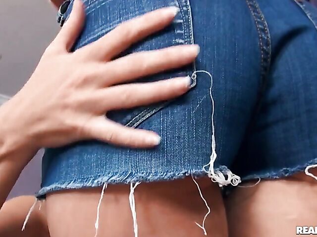 Tight lesbian MILF Brianna Ray seduces sweet Josi Valentine