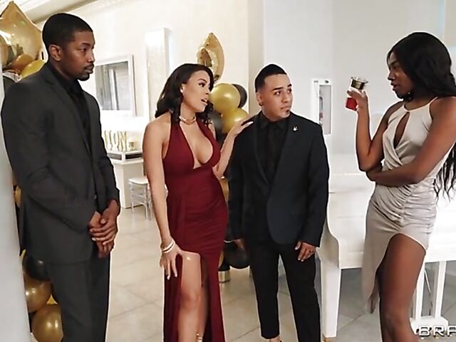 Luna Star & Isiah Maxwell - Black and latina fuck in the public bathroom