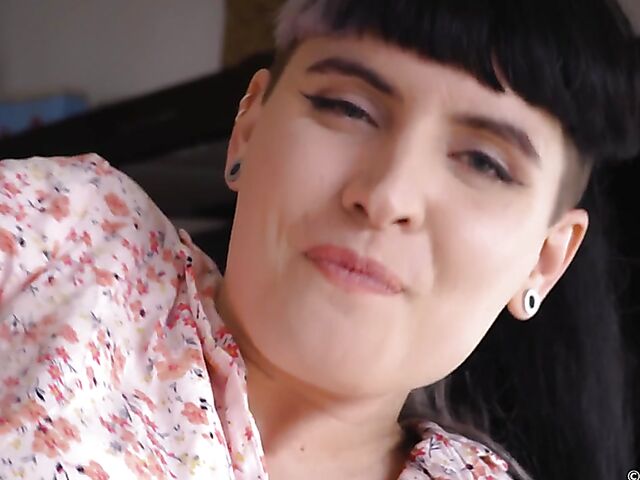 Marina - Hairy masturbation in the middle of the kitchen