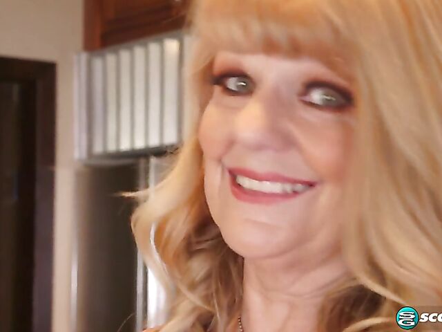 Blonde mature Mia Magnusson loves fucking machines