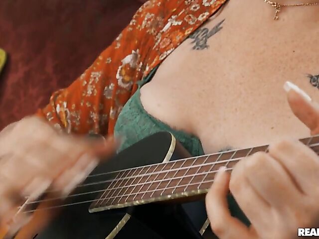 Siouxsie Q - Natural milf anal to the sounds of ukulele