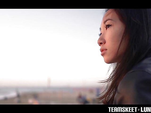 Skinny asian girlfriend Luna gets nailed by her boyfriend