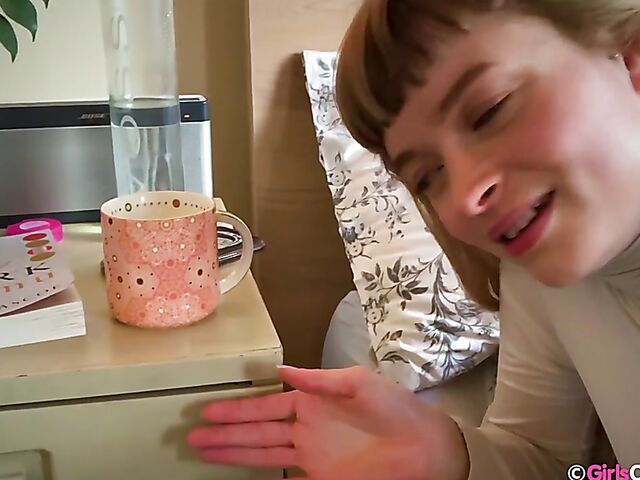 Natural Australian solo girl Laney relaxing in the bed