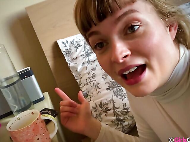 Natural Australian solo girl Laney relaxing in the bed