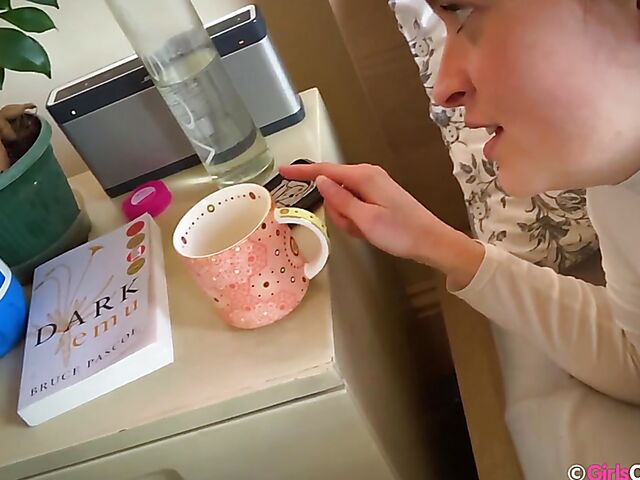 Natural Australian solo girl Laney relaxing in the bed