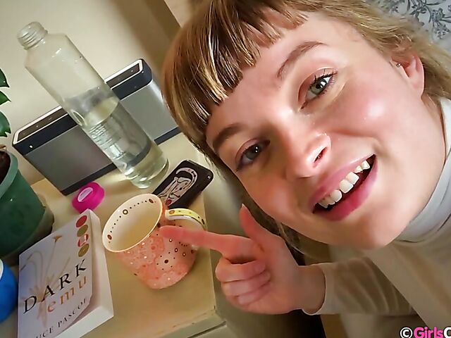 Natural Australian solo girl Laney relaxing in the bed