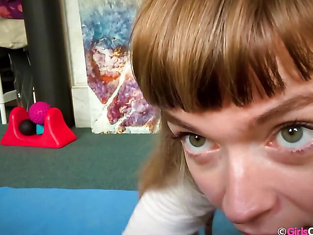 Natural Australian solo girl Laney relaxing in the bed