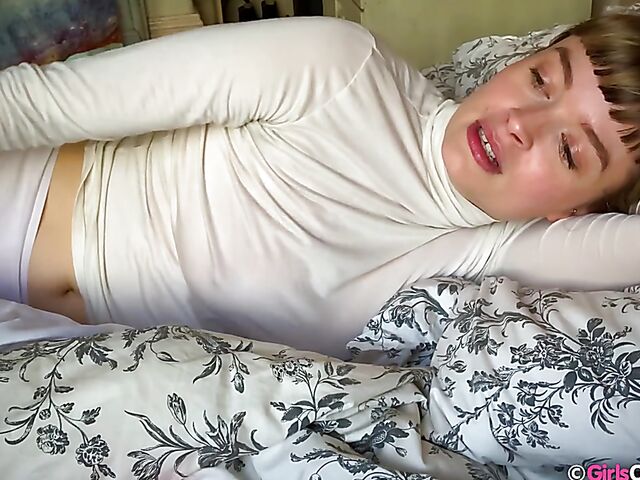 Natural Australian solo girl Laney relaxing in the bed