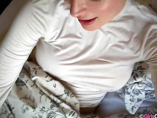 Natural Australian solo girl Laney relaxing in the bed