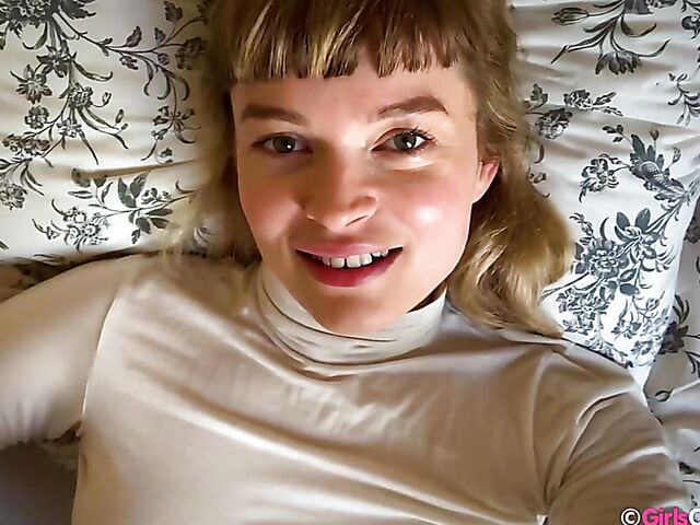 Natural Australian solo girl Laney relaxing in the bed
