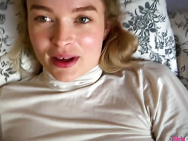 Natural Australian solo girl Laney relaxing in the bed