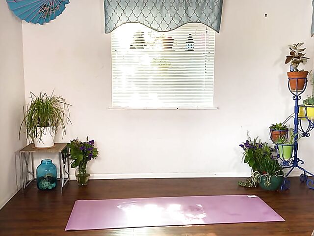 Fitness MILF Cherie Deville stops the workout to masturbate