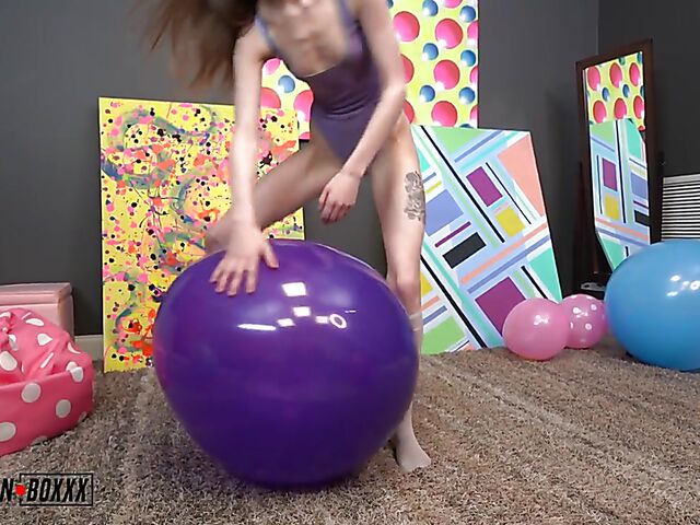 Jessae Rosae - Skinny chick with glasses solo with big balloons
