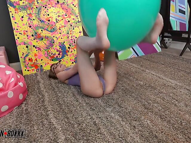 Jessae Rosae - Skinny chick with glasses solo with big balloons