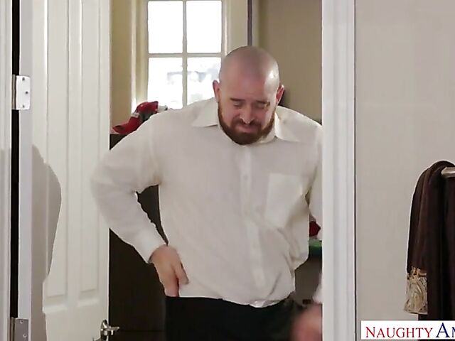 Cheating MILF with big melons Brooklyn Chase fucks like a champ