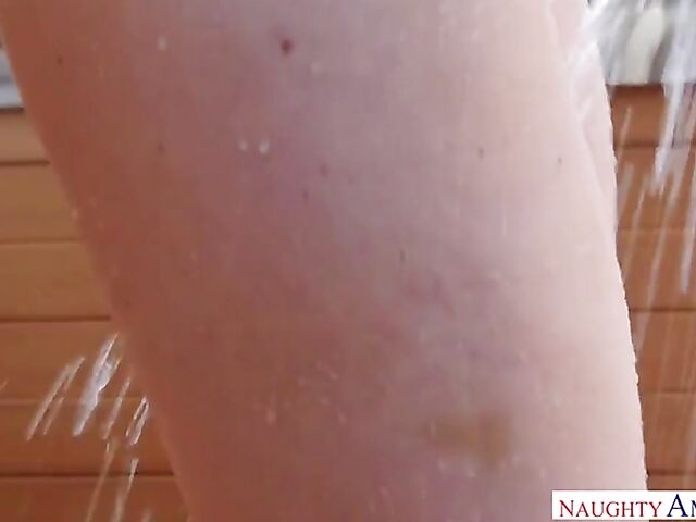 Bikini babe Jessie Wylde leaves the hot tub for shower and sex