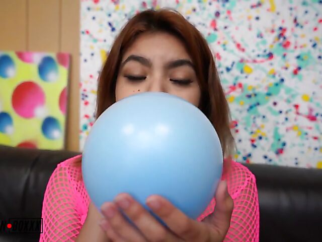 Teen looner Hazel Heart rubs her pussy against balloons in this fetish solo video