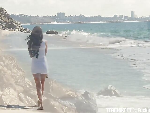 Moaning fuck with hot looking brunette Sofi Ryan