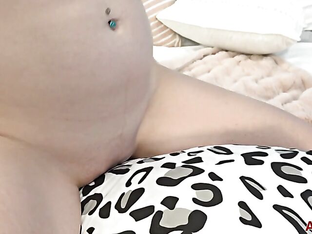 Pillow humping MILF Crystal Clark has a good time in her bed