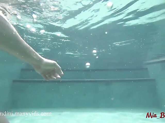 Mia Bandini - Anal sex underwater with ass to mouth and anal creampie in the pool