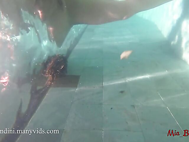 Mia Bandini - Anal sex underwater with ass to mouth and anal creampie in the pool