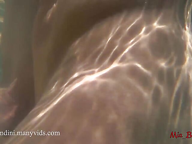 Mia Bandini - Anal sex underwater with ass to mouth and anal creampie in the pool