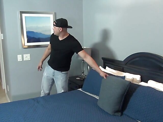 Sharing bed with hot mature mom Jodi West