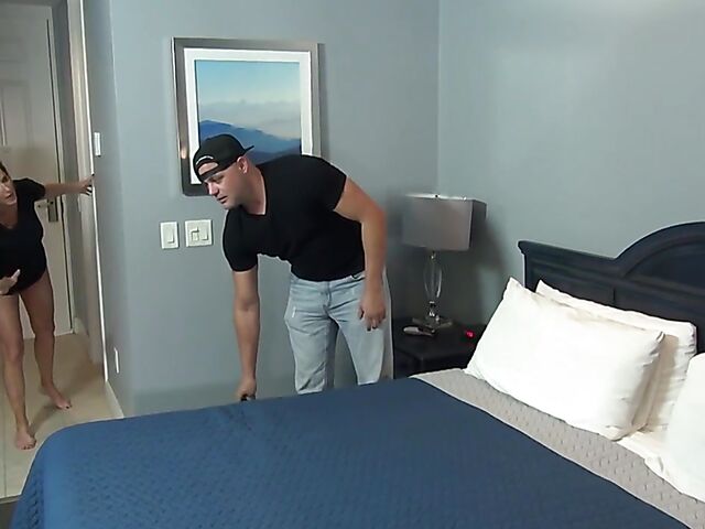 Sharing bed with hot mature mom Jodi West