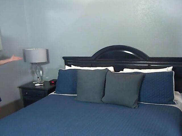 Sharing bed with hot mature mom Jodi West