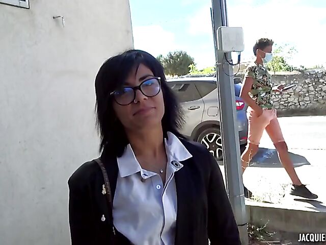 French outdoor sex with 26-year-old cashier Alicia