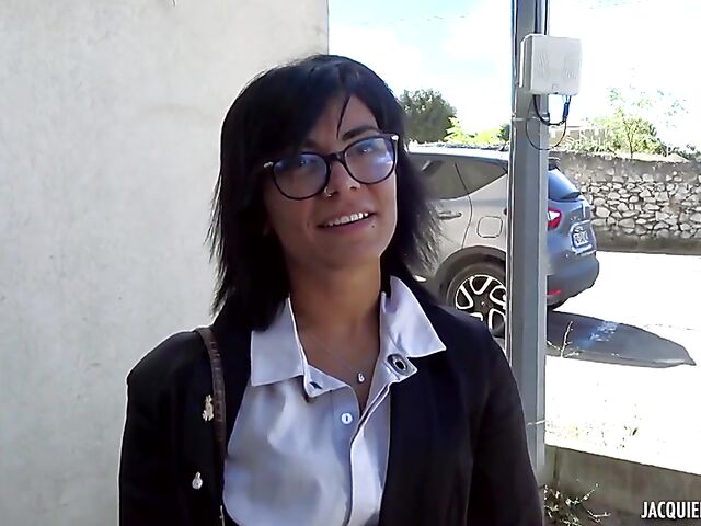 French outdoor sex with 26-year-old cashier Alicia