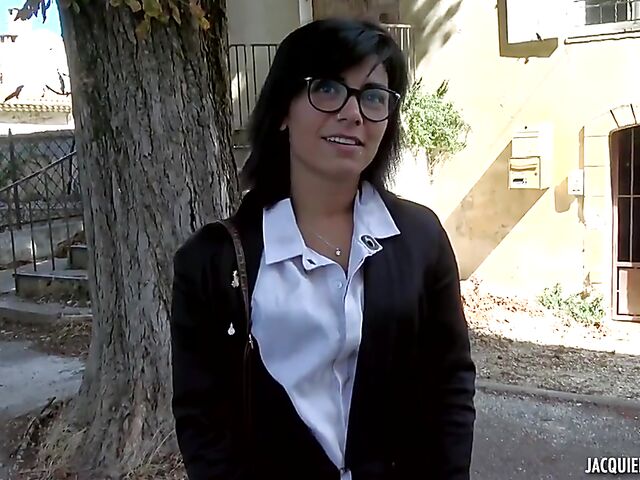 French outdoor sex with 26-year-old cashier Alicia