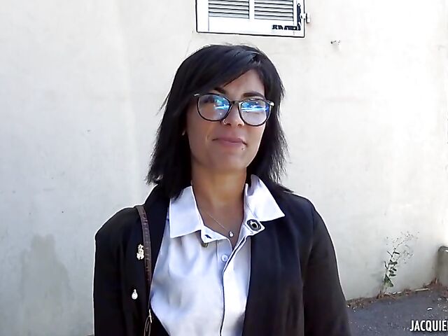 French outdoor sex with 26-year-old cashier Alicia