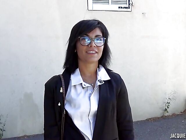 French outdoor sex with 26-year-old cashier Alicia