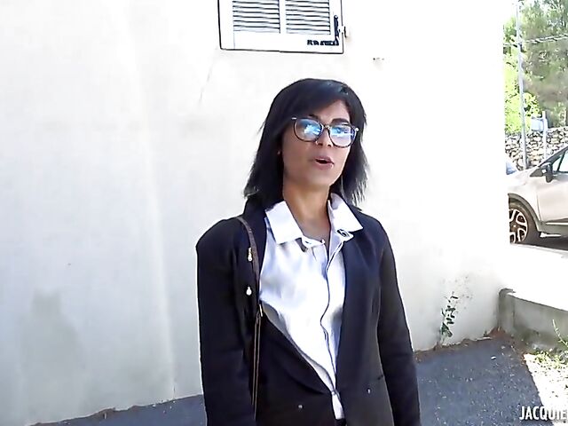 French outdoor sex with 26-year-old cashier Alicia